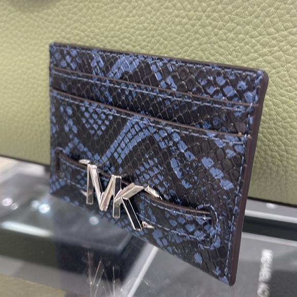 MICHAEL KORS
Reed Large Snakeskin Python Pattern Card Holder Case
Denim 
NWT - Picture 9 of 16
